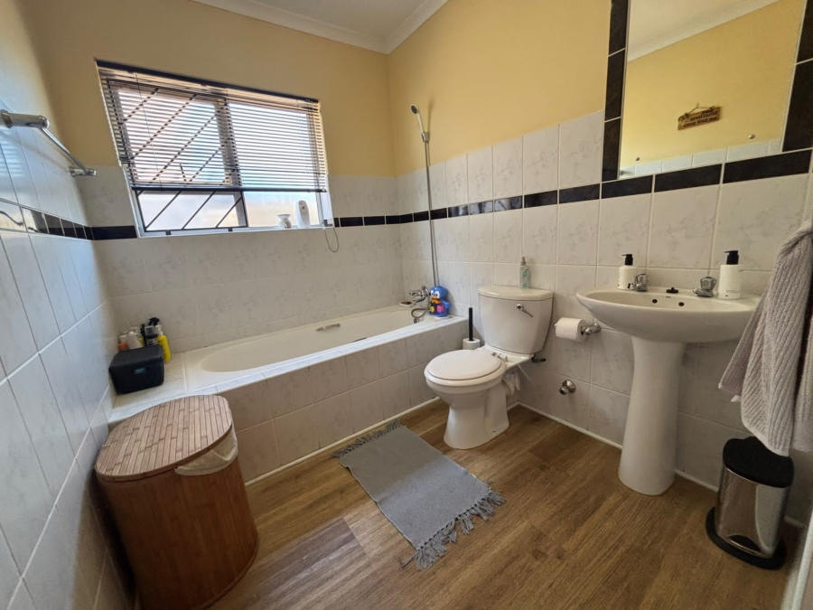 To Let 5 Bedroom Property for Rent in Rouxville Western Cape
